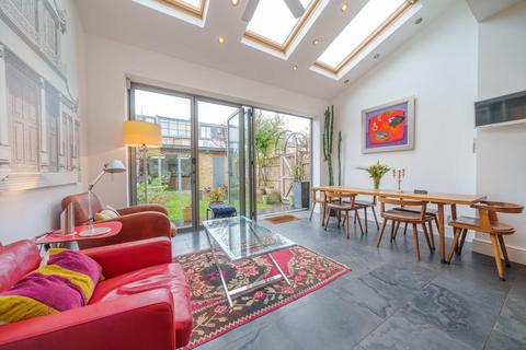 12 Mount Road, London, SW19 8ET