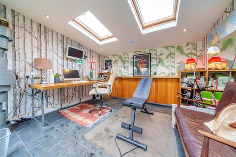 12 Mount Road, London, SW19 8ET