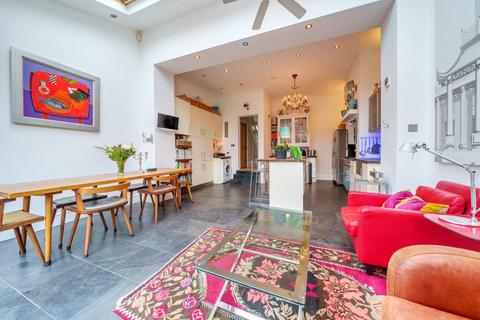 12 Mount Road, London, SW19 8ET