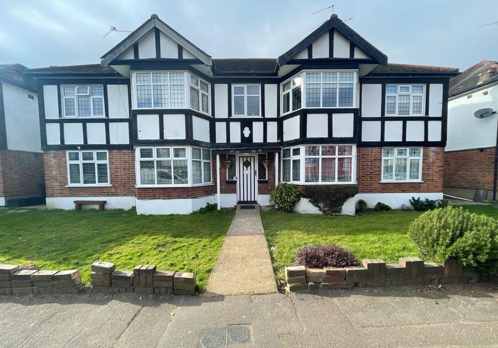 108 Onslow Gardens, South Woodford... 2 bed flat £120,000