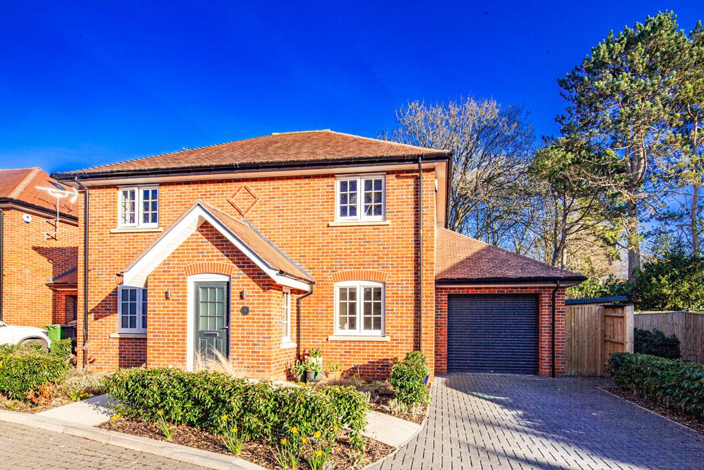 8 Ash Hurst, Goring on Thames, RG8 3 bed detached house for sale £850,000