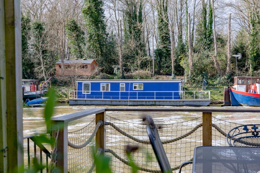 Hampton Court, East Molesey KT8 2 bed houseboat for sale £195,000