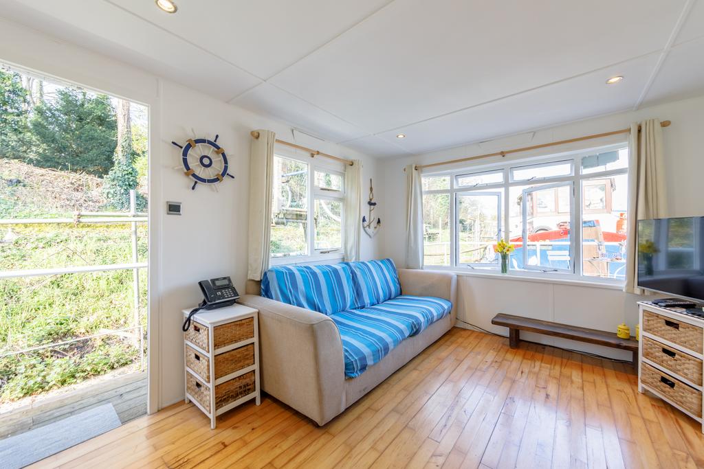 Hampton Court, East Molesey KT8 2 bed houseboat for sale £195,000