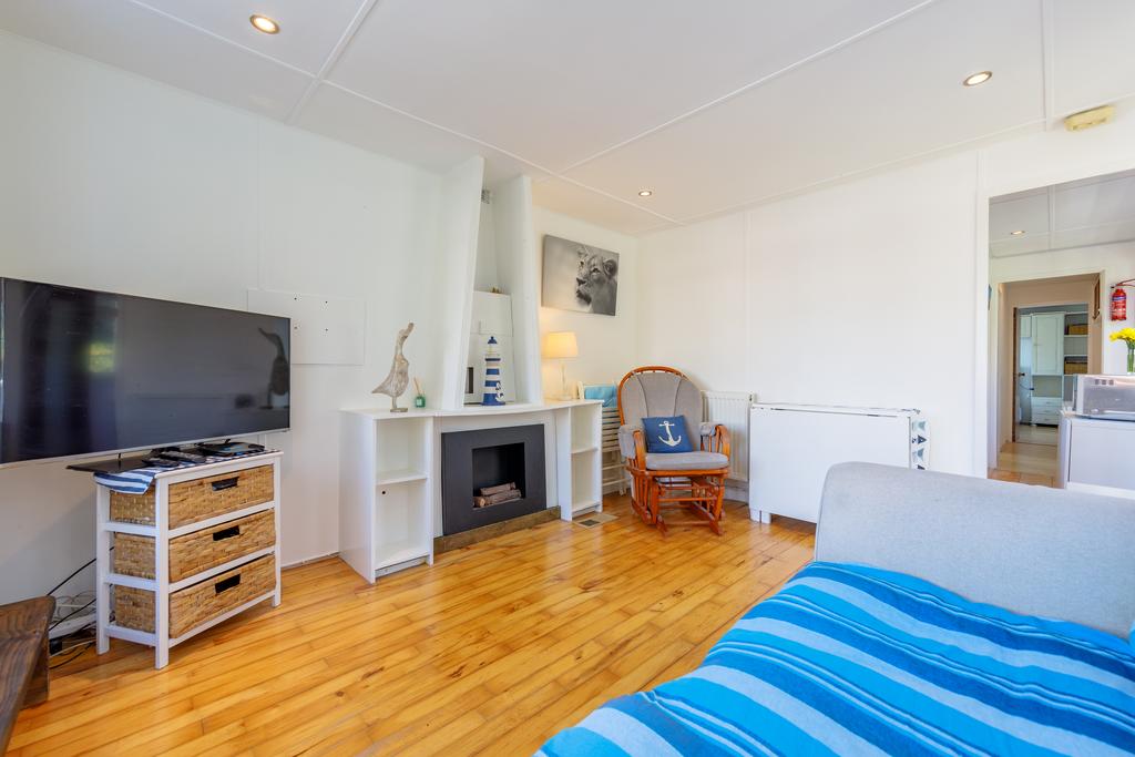 Hampton Court, East Molesey KT8 2 bed houseboat for sale £195,000