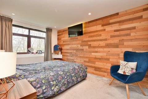 49, Treetops Hillside Road, Whyteleafe, CR3 0BY