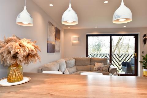 49, Treetops Hillside Road, Whyteleafe, CR3 0BY