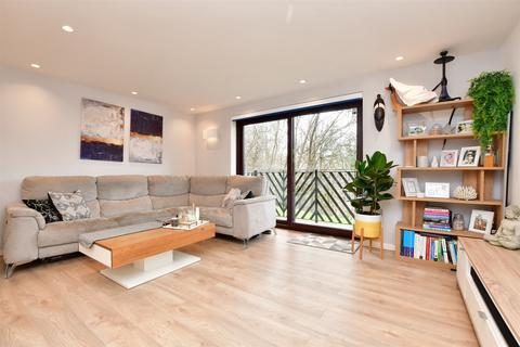 49, Treetops Hillside Road, Whyteleafe, CR3 0BY