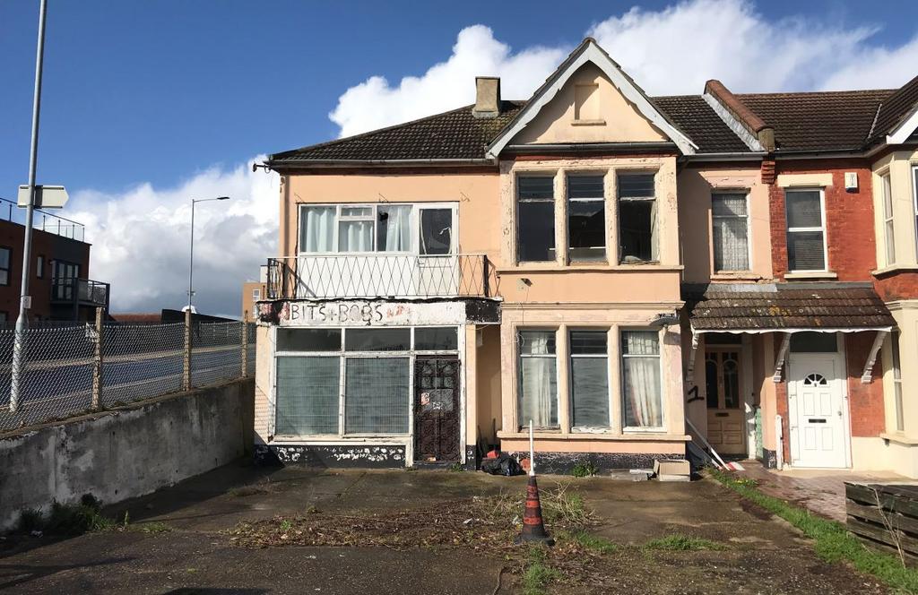 1 Ambleside Drive, SouthendonSea... 4 bed terraced house £375,000