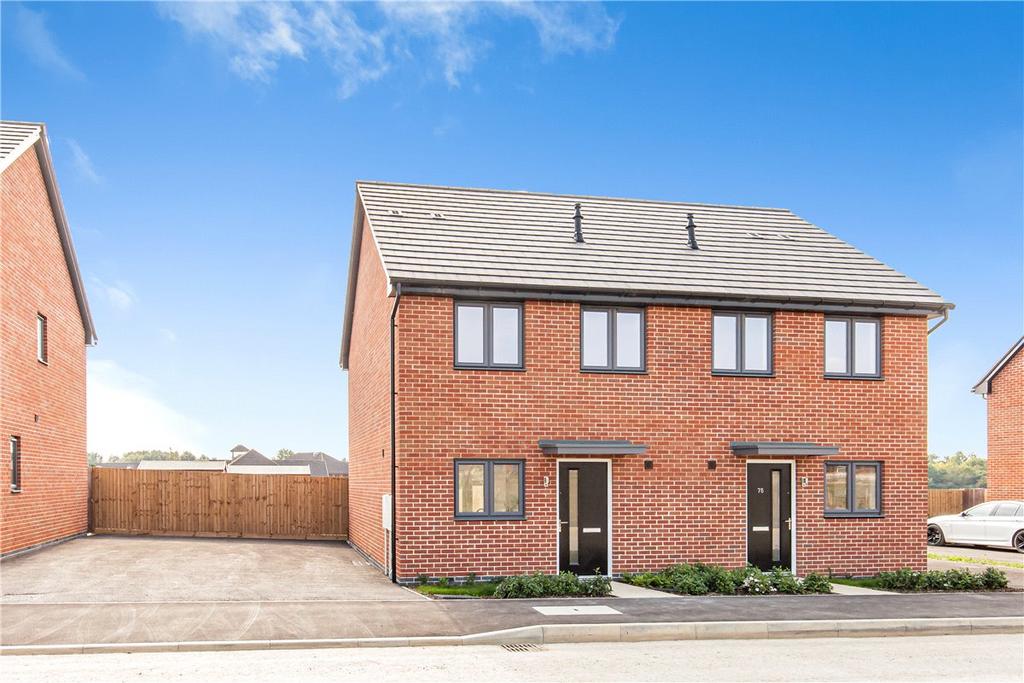 Wheatfield Drive, Curbridge, Witney, OX29 2 bed semidetached house £