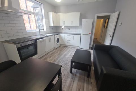 2 bedroom flat to rent, Morris Lane, Leeds