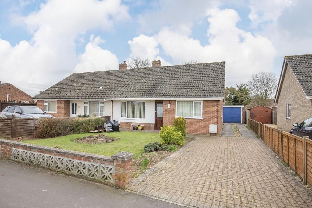Ketts Avenue, Wymondham 3 bed semidetached bungalow £1,000 pcm (£231 pw)