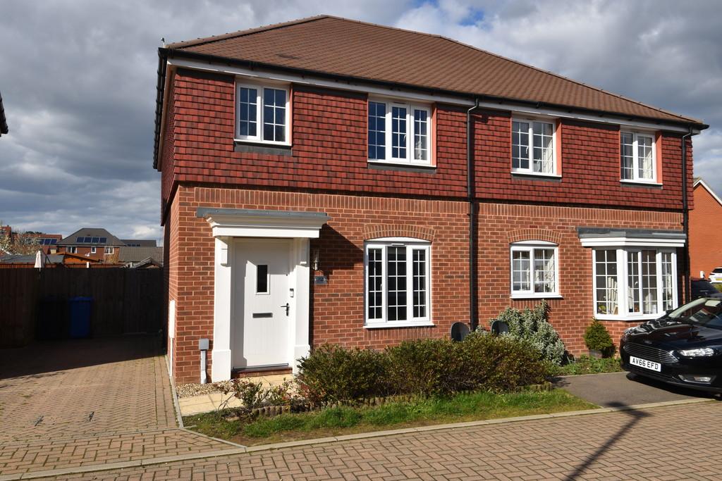 Abbott Way, Holbrook, Ipswich IP9 2FF 3 bed semidetached house £325,000