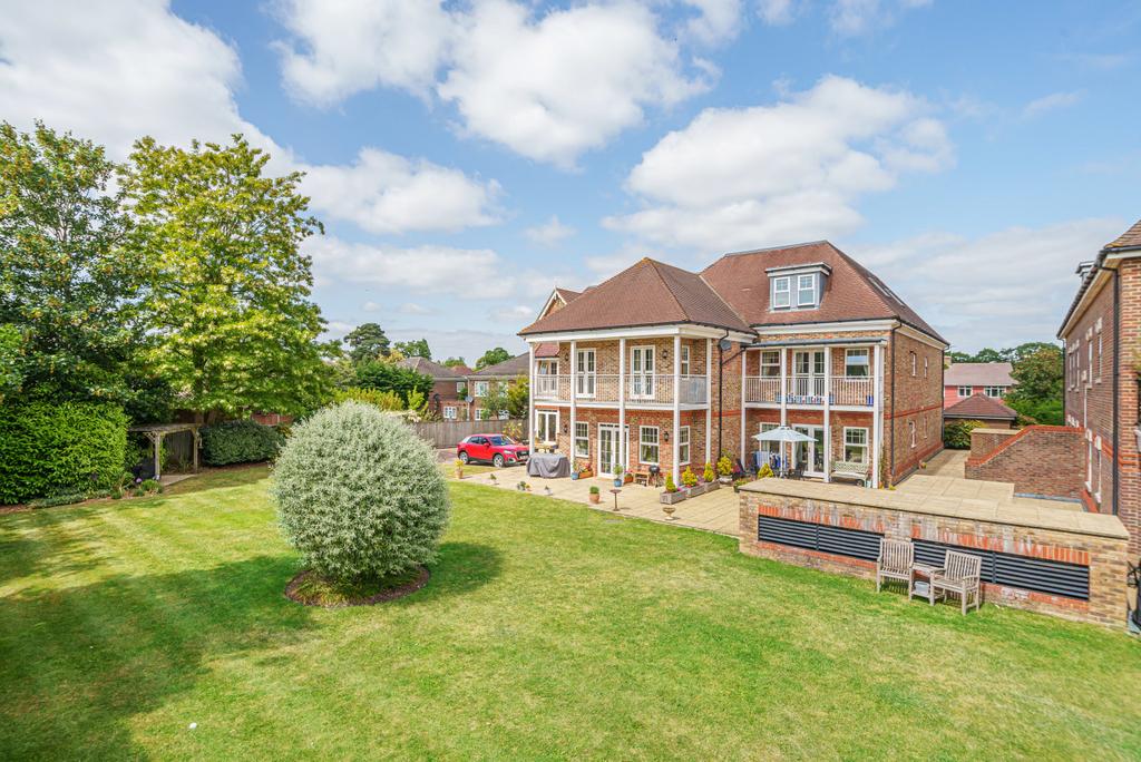 Oatlands Chase, Weybridge, KT13 2 bed apartment for sale £425,000