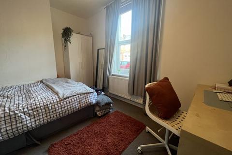 3 bedroom flat to rent, Bolingbroke Street, Newcastle Upon Tyne NE6