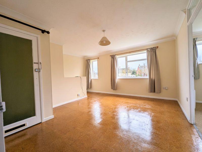 Station Road, Wool, Wareham 2 bed flat £825 pcm (£190 pw)