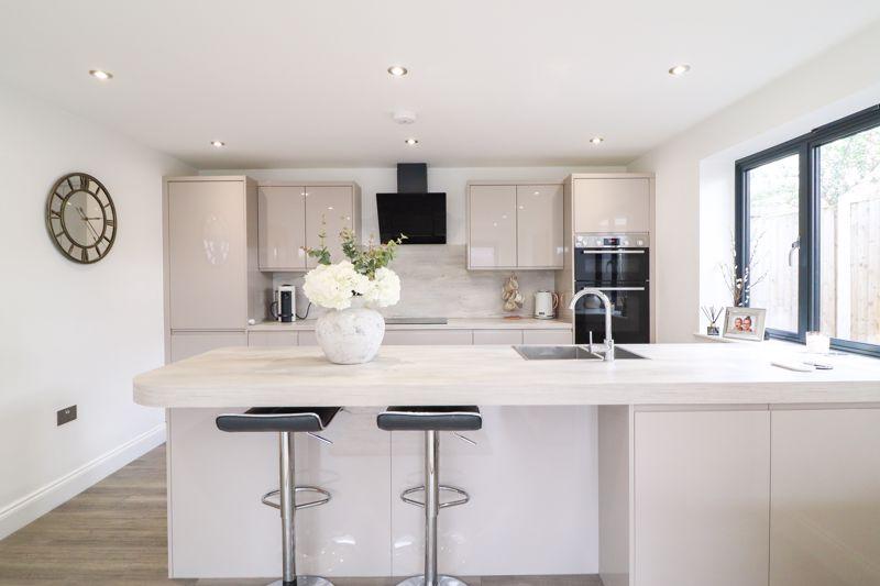 Avenue, Benfleet 2 bed detached house for sale £450,000