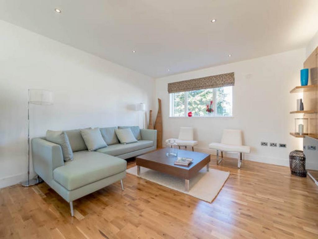 Brighouse Park Cross, Cramond, Edinburgh 2 bed flat £1,695 pcm (£391 pw)