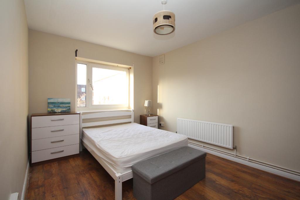 Queen Elizabeths Walk, Stoke Newington, London, N16 5UY 3 bed flat - £ ...