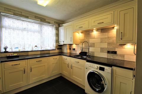 3 bedroom flat for sale - A Lodge Lane, Grays