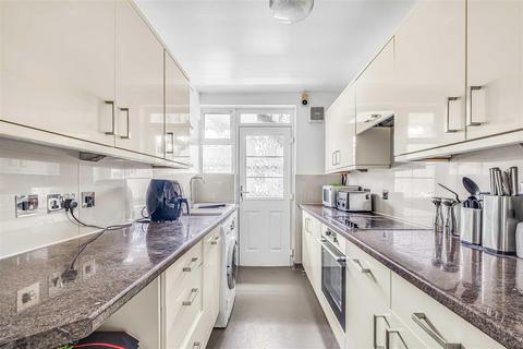 3 bedroom flat to rent, St. Leonards Court, East Sheen, SW14