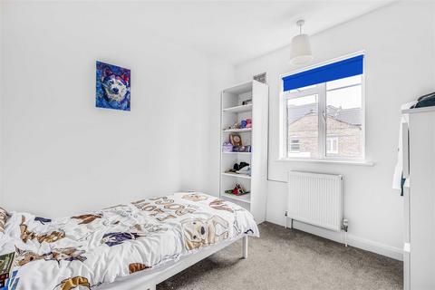 3 bedroom flat to rent, St. Leonards Court, East Sheen, SW14