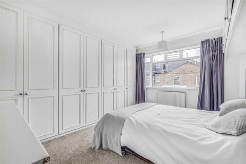 3 bedroom flat to rent, St. Leonards Court, East Sheen, SW14