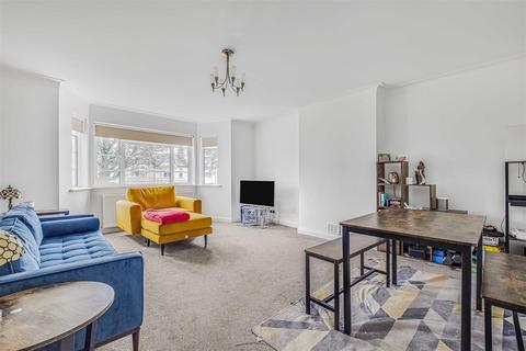 3 bedroom flat to rent, St. Leonards Court, East Sheen, SW14