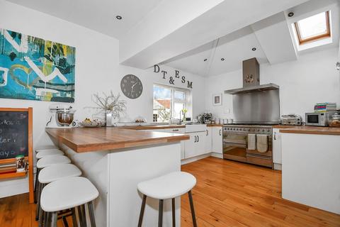 6 Benton Park Road, Rawdon, Leeds, LS19 6LY