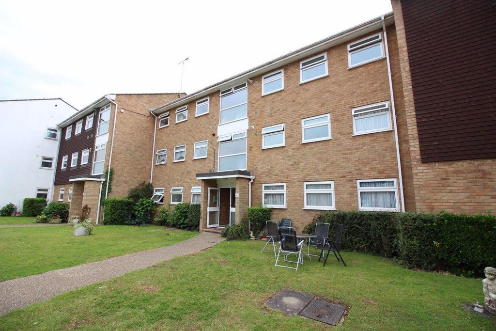 Heath Lodge, Bushey Heath 2 bed flat £1,300 pcm (£300 pw)
