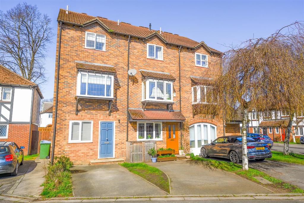 Kings Chase, East Molesey 3 bed house £625,000