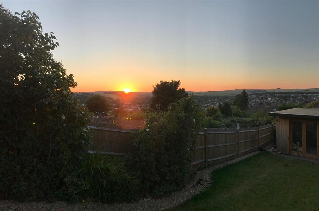 Sunset Rear Garden 7 westfeild Crescent 1.jpg