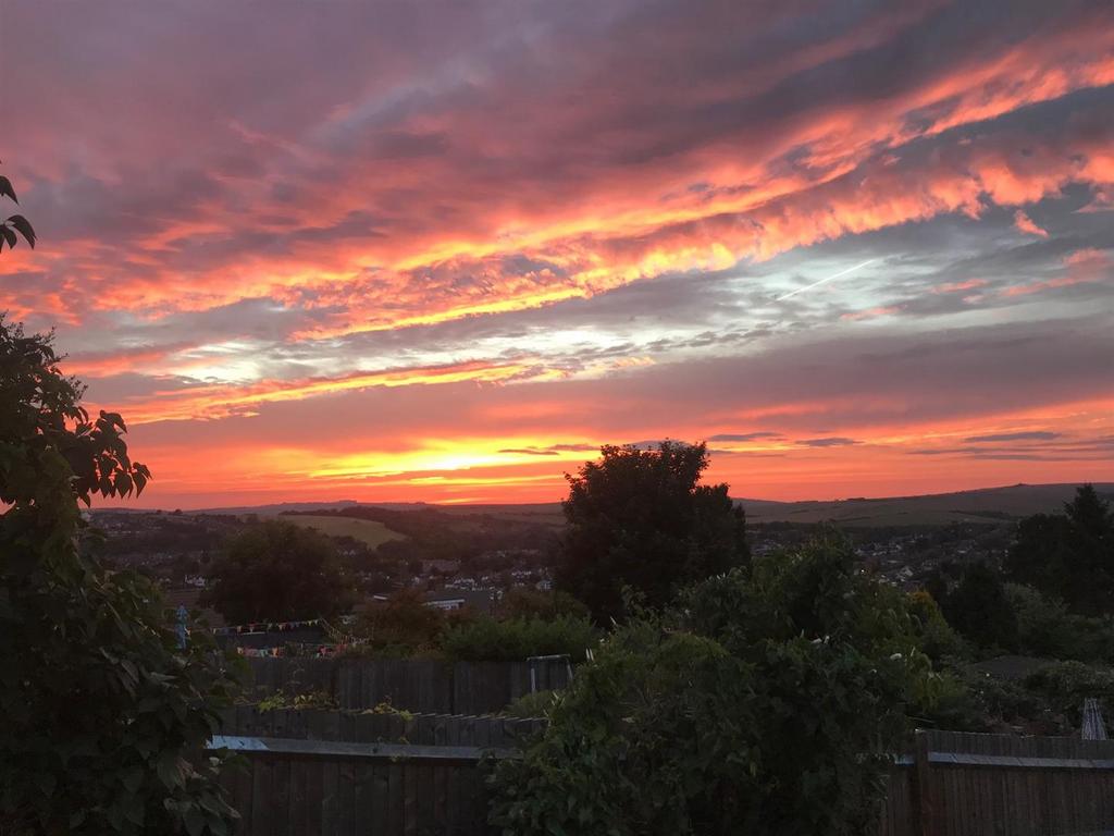 Sunset Rear Garden 7 westfeild Crescent 2.jpg