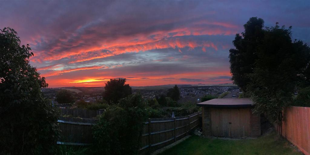 Sunset Rear Garden 7 westfeild Crescent 3a.jpg