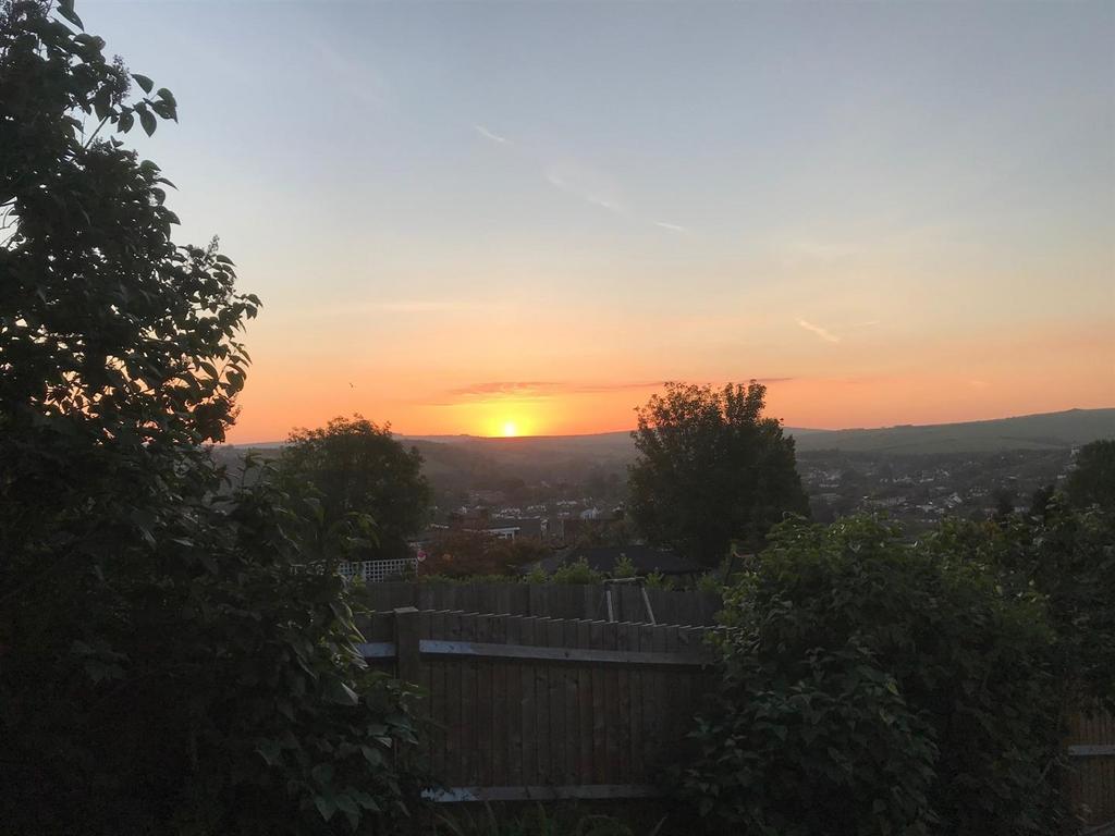 Sunset Rear Garden 7 westfeild Crescent 5.jpg