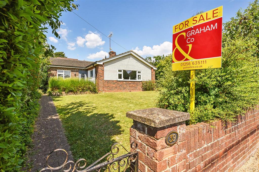 Micheldever Road, Whitchurch 3 bed detached bungalow £450,000