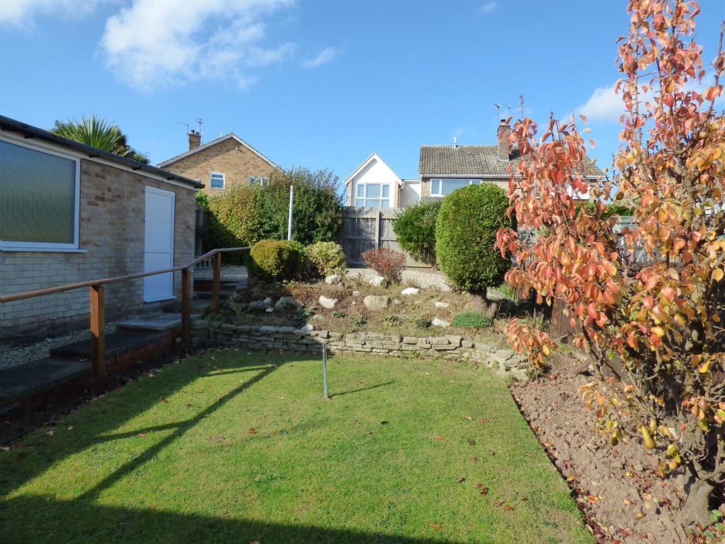 Alexandra Drive, Beverley, HU17 8PG 2 bed bungalow £750 pcm (£173 pw)