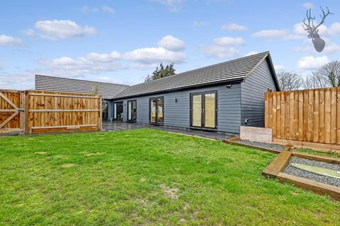 3 bedroom bungalow to rent - Tawney Lane, Stapleford Tawney Romford RM4