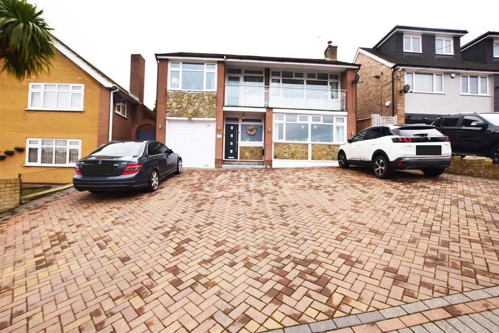 Prince Charles Avenue, Chatham 3 bed detached house £500,000