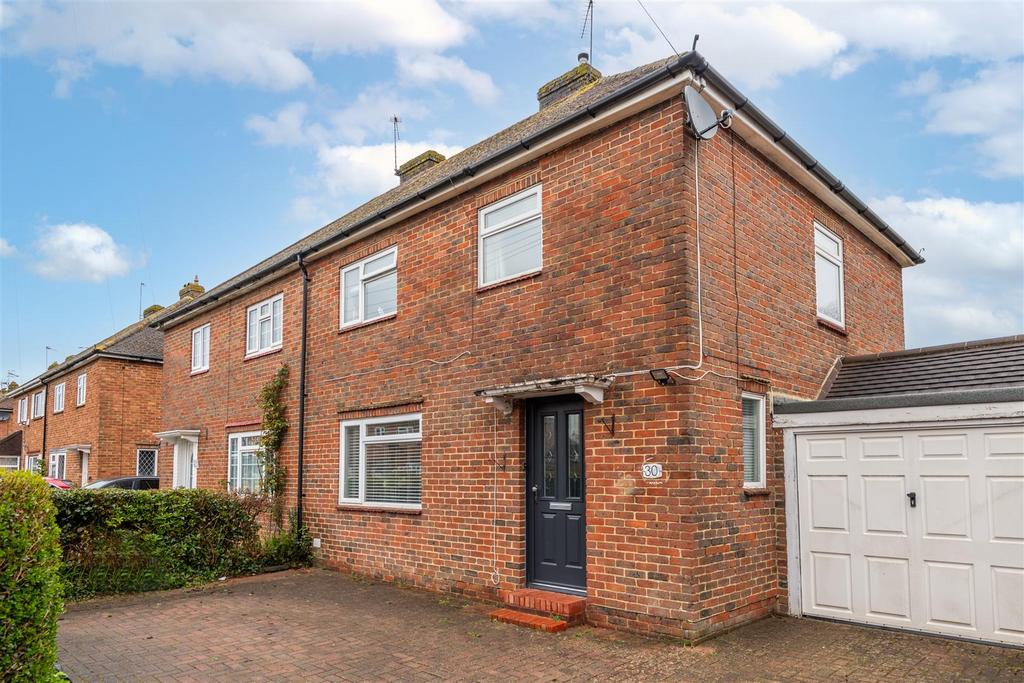 Southlands Avenue, Horley 3 bed semidetached house £475,000
