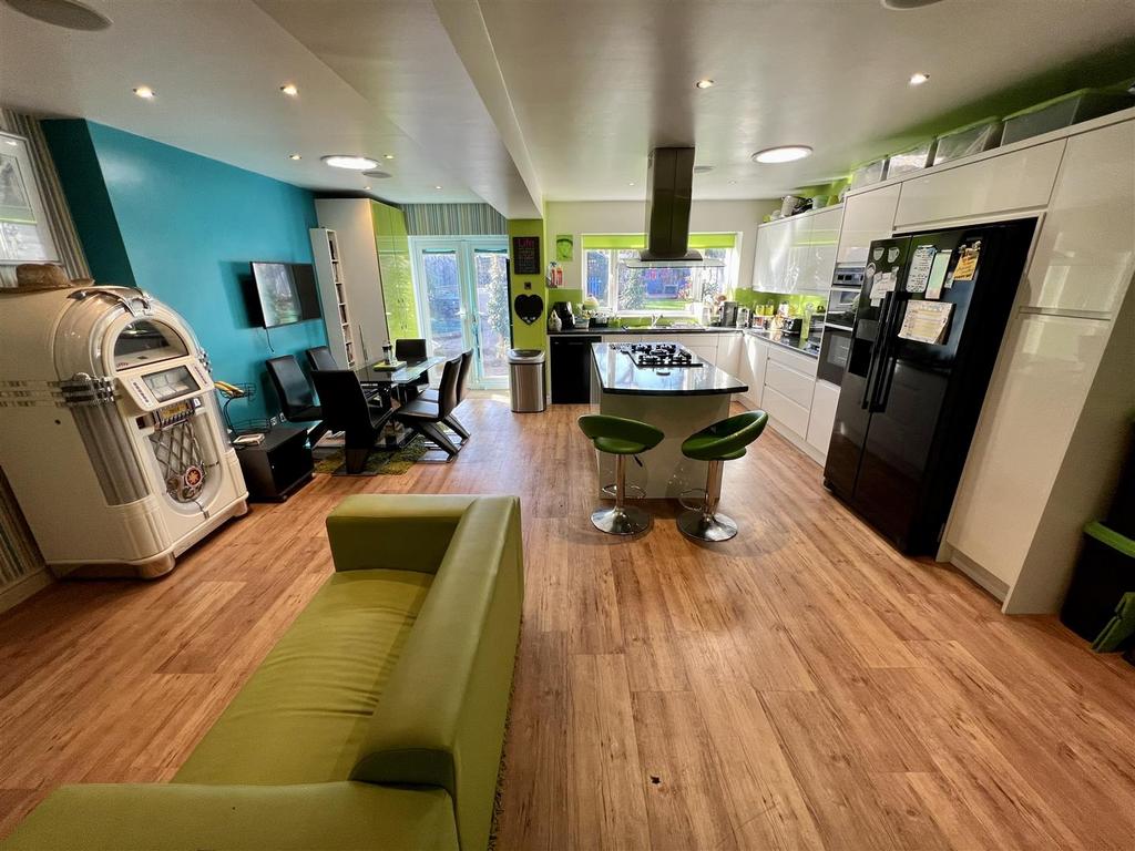 SUPERB LIVING &amp; DINING KITCHEN