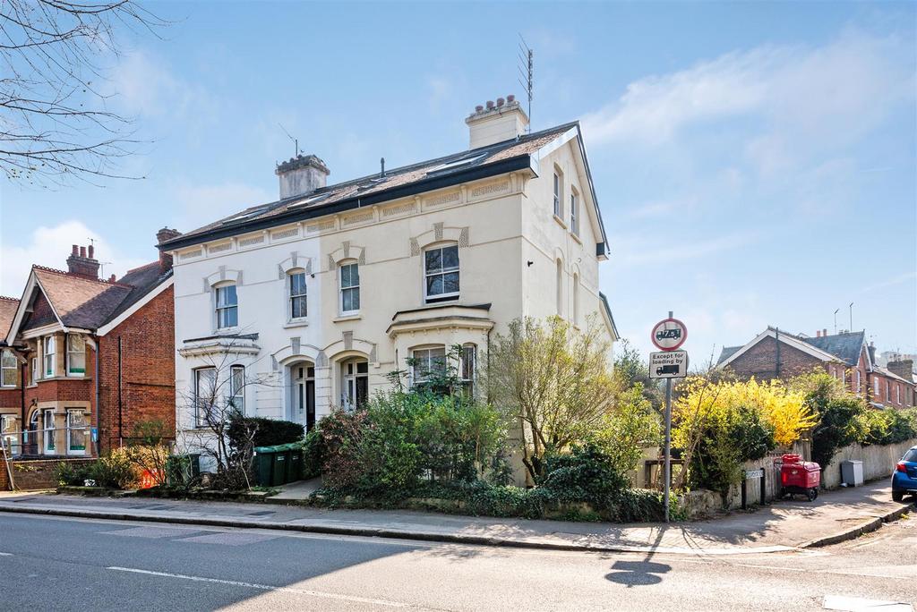 21 Hatchlands Road, Redhill 1 bed flat £199,950