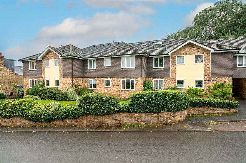 The Cloisters, Church Lane, Kings Langley, Hertfordshire, WD4 8JT 2 bed