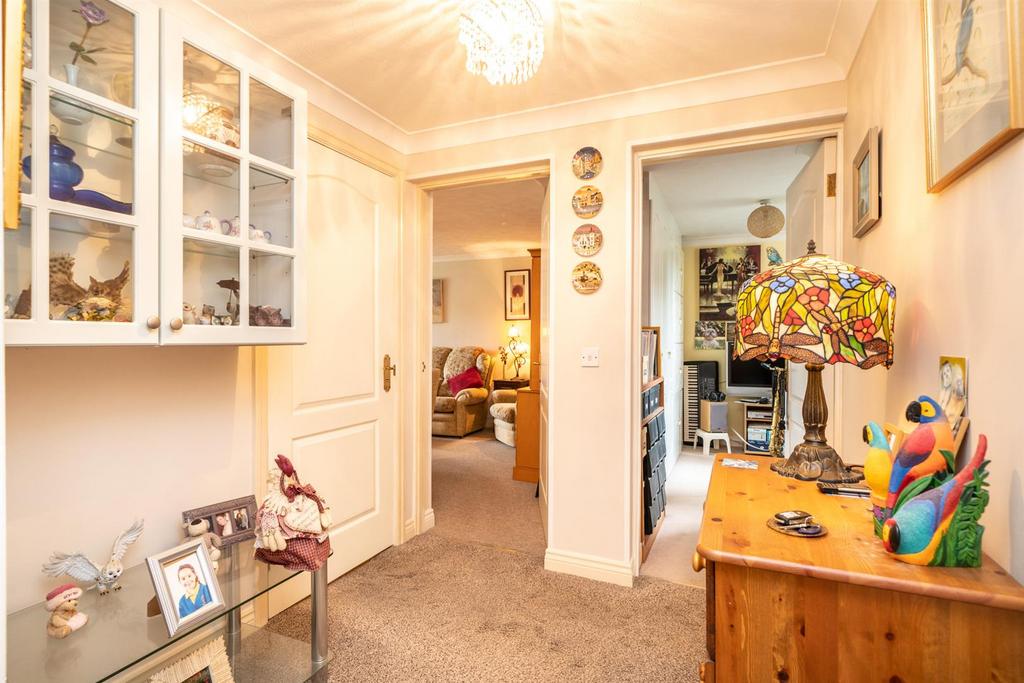 The Cloisters, Church Lane, Kings Langley, Hertfordshire, WD4 8JT 2 bed