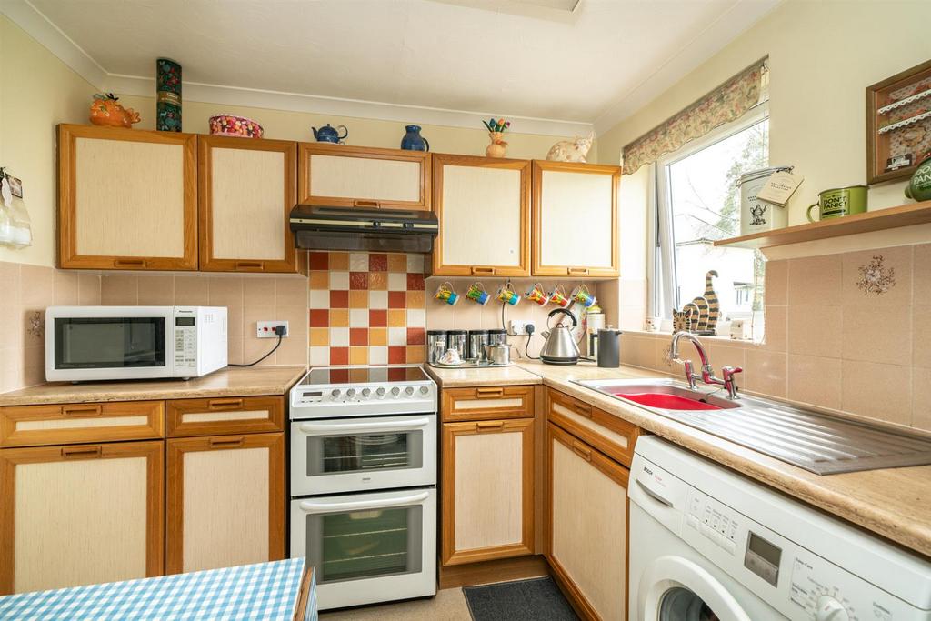 The Cloisters, Church Lane, Kings Langley, Hertfordshire, WD4 8JT 2 bed