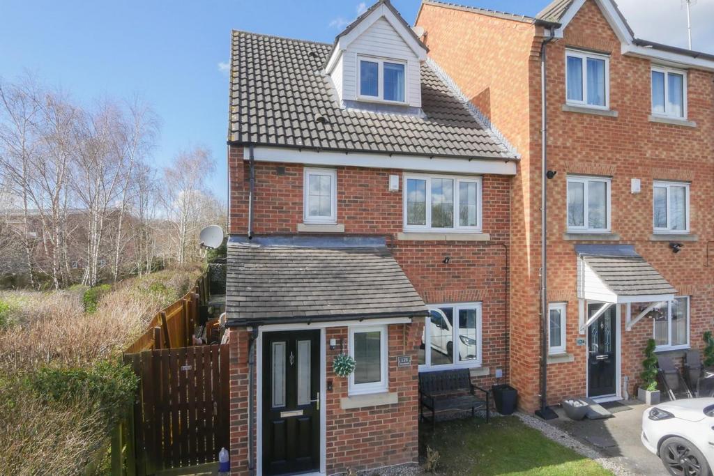 Newlands, Farsley, LS28 5BB 3 bed townhouse for sale £350,000