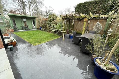 4 bedroom detached house for sale - Lyndhurst Close, Wilmslow
