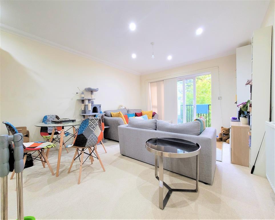 London Road, Binfield, Bracknell... 1 bed flat £1,100 pcm (£254 pw)
