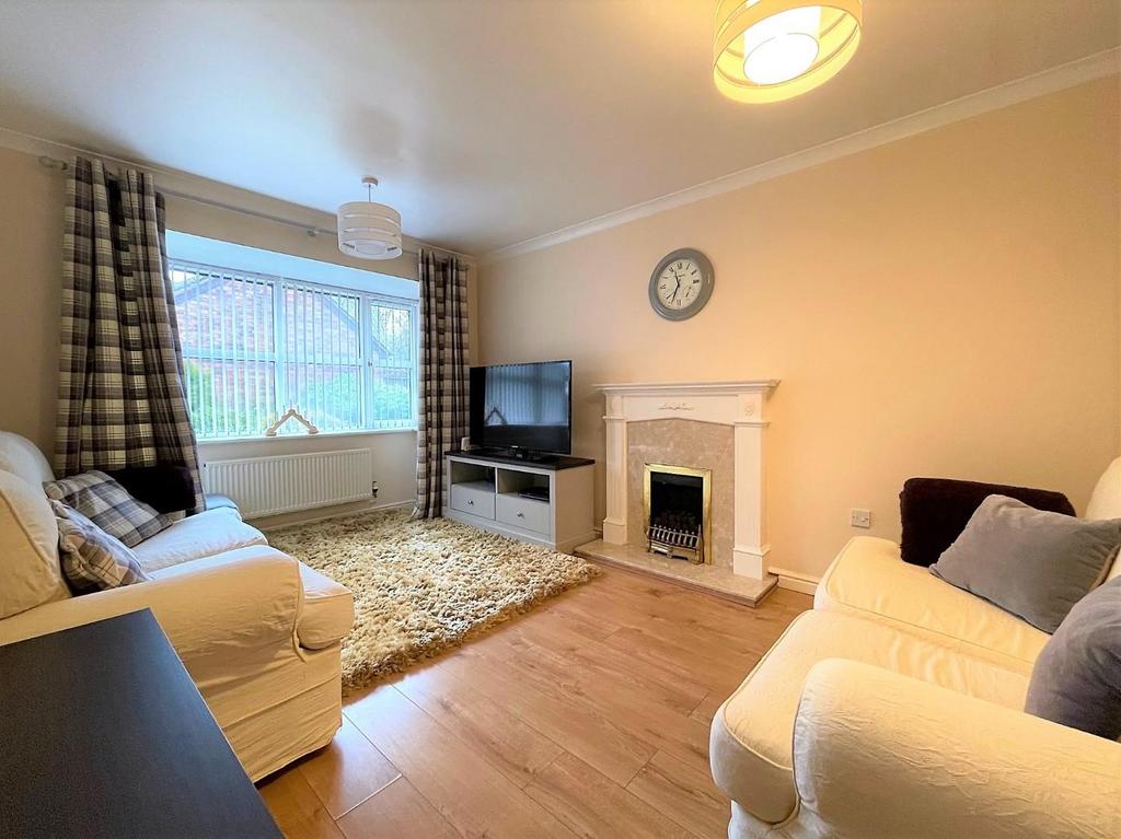 Chester Gardens, Sutton Coldfield 3 bed semidetached house £1,300