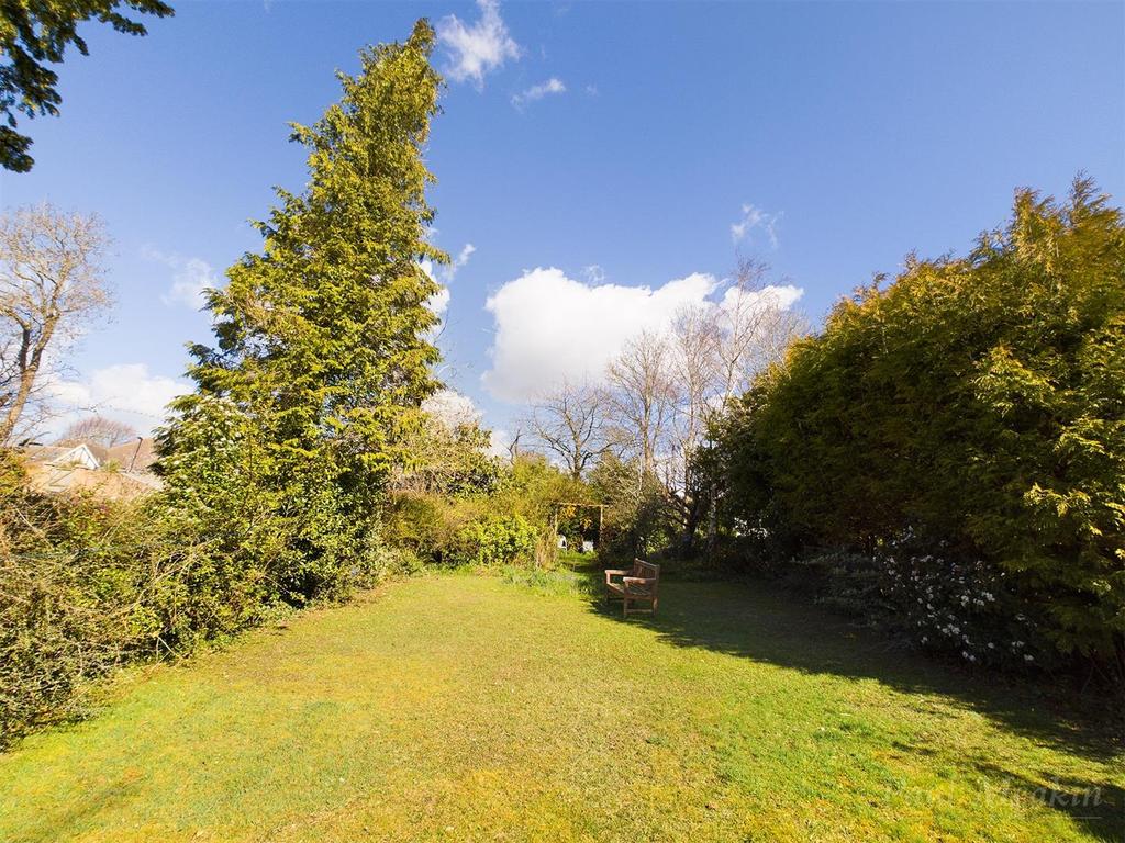 Farm Fields, Sanderstead 3 bed house £585,000