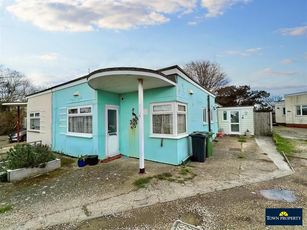 Marine Close, Beachlands, Pevensey Bay 2 bed semidetached bungalow £